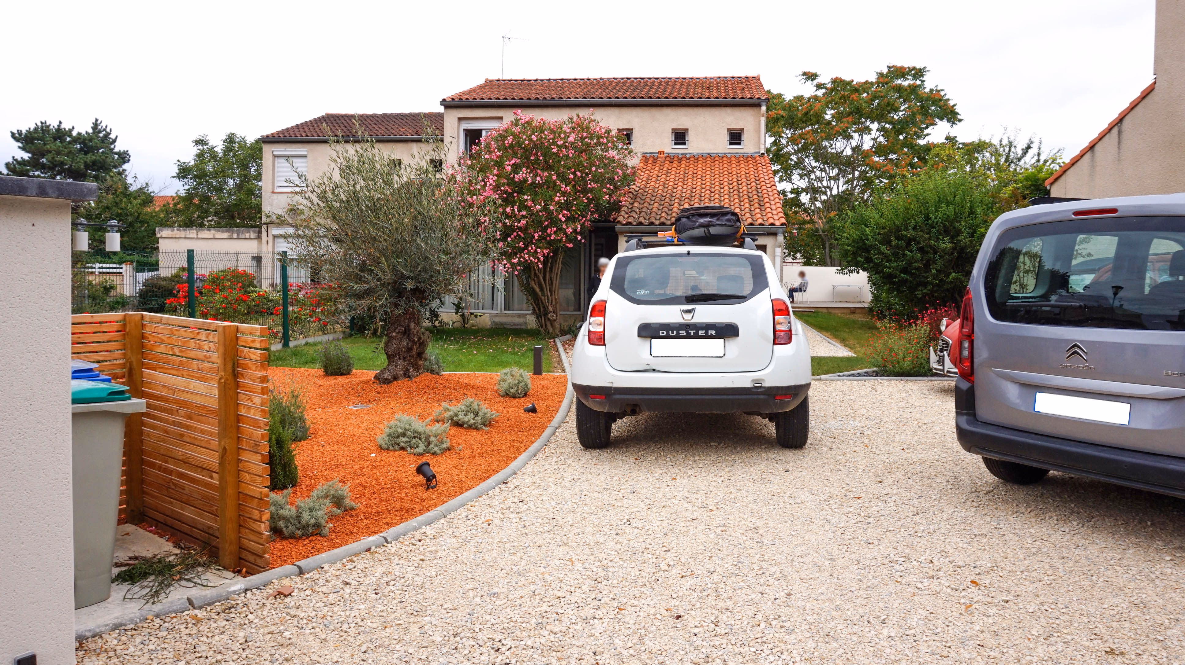 Parking & jardin paysager — vue 1