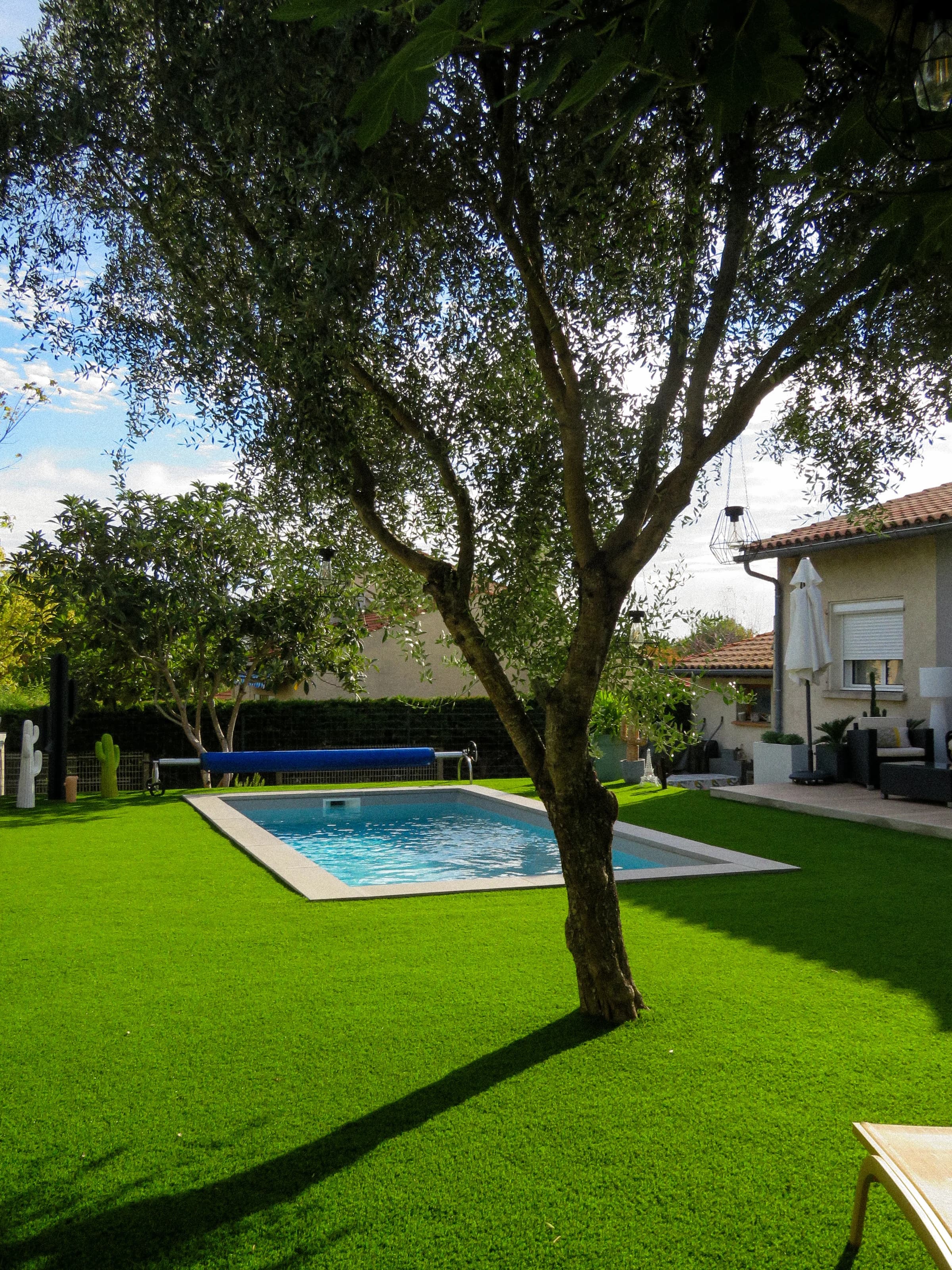 Terrasse et piscine — vue 1